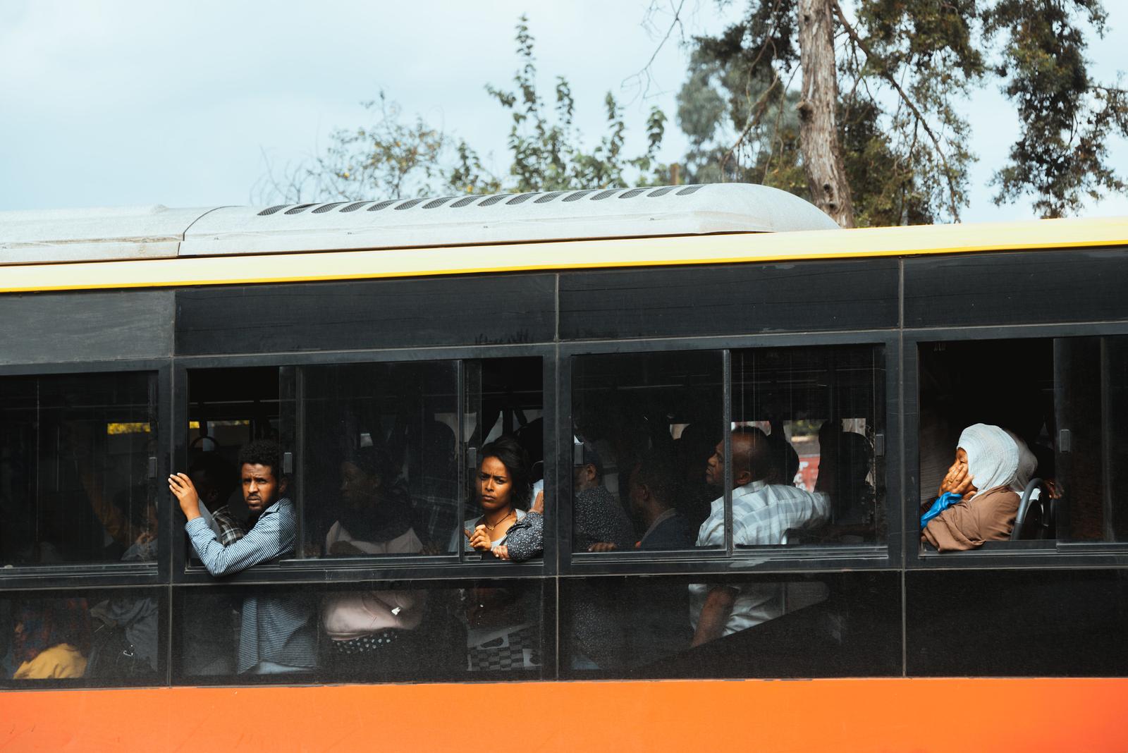 Hành khách trên xe buýt